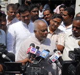 Shri C.K.Jaffer Sharief pays  condolences to the family of  E Raghavan Veteran journalist (V K)